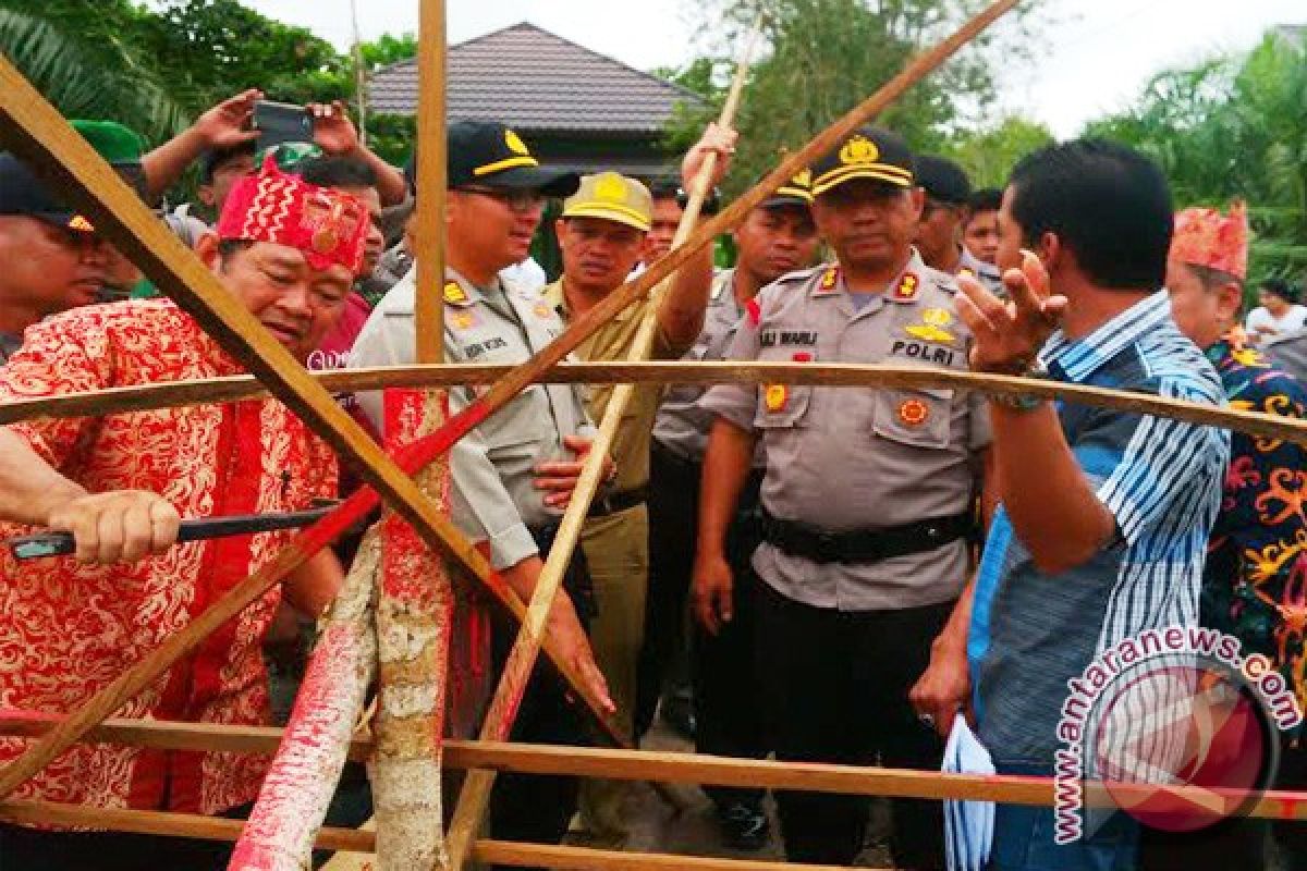 Masalah Sengketa Lahan, Warga Portal Kawasan Masjid Nurul Mustofa