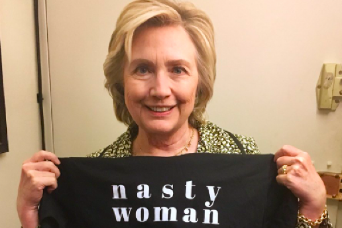 Hillary Clinton promosikan kaus "Nasty Woman"