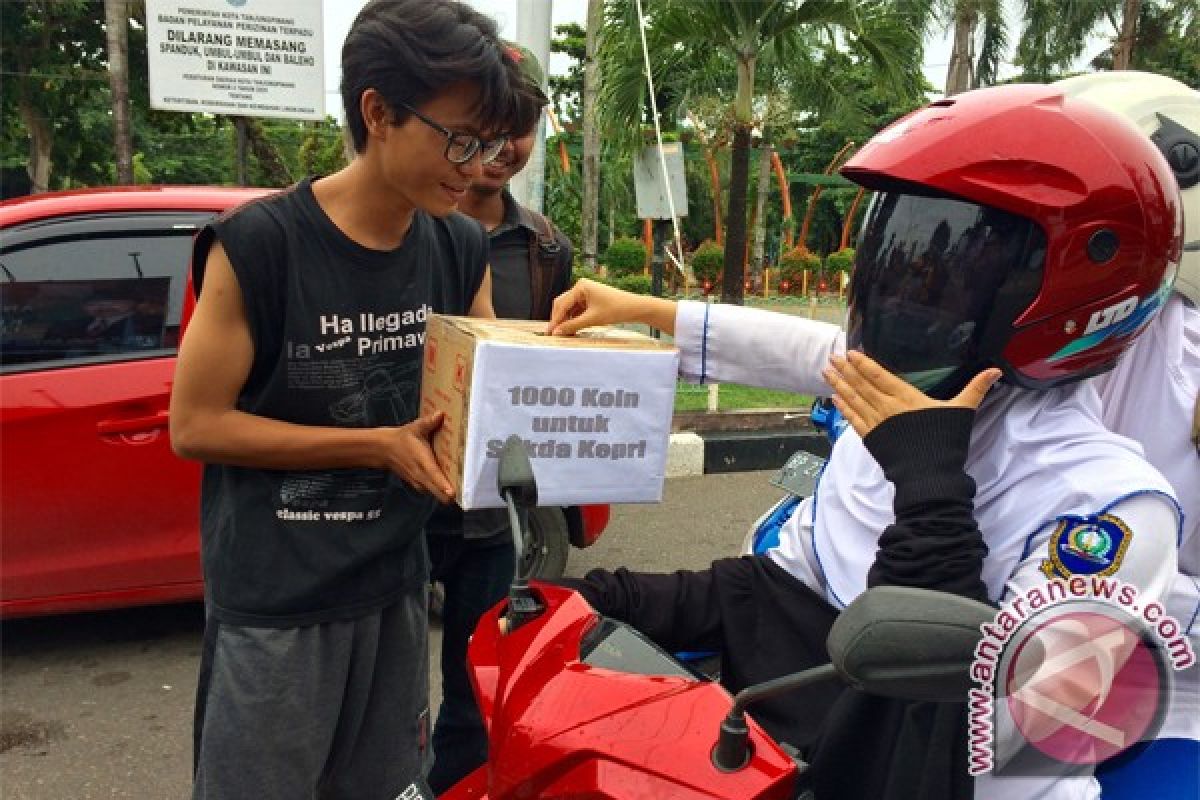 Mahasiswa Aksi Pungut Koin untuk Sekda Kepri