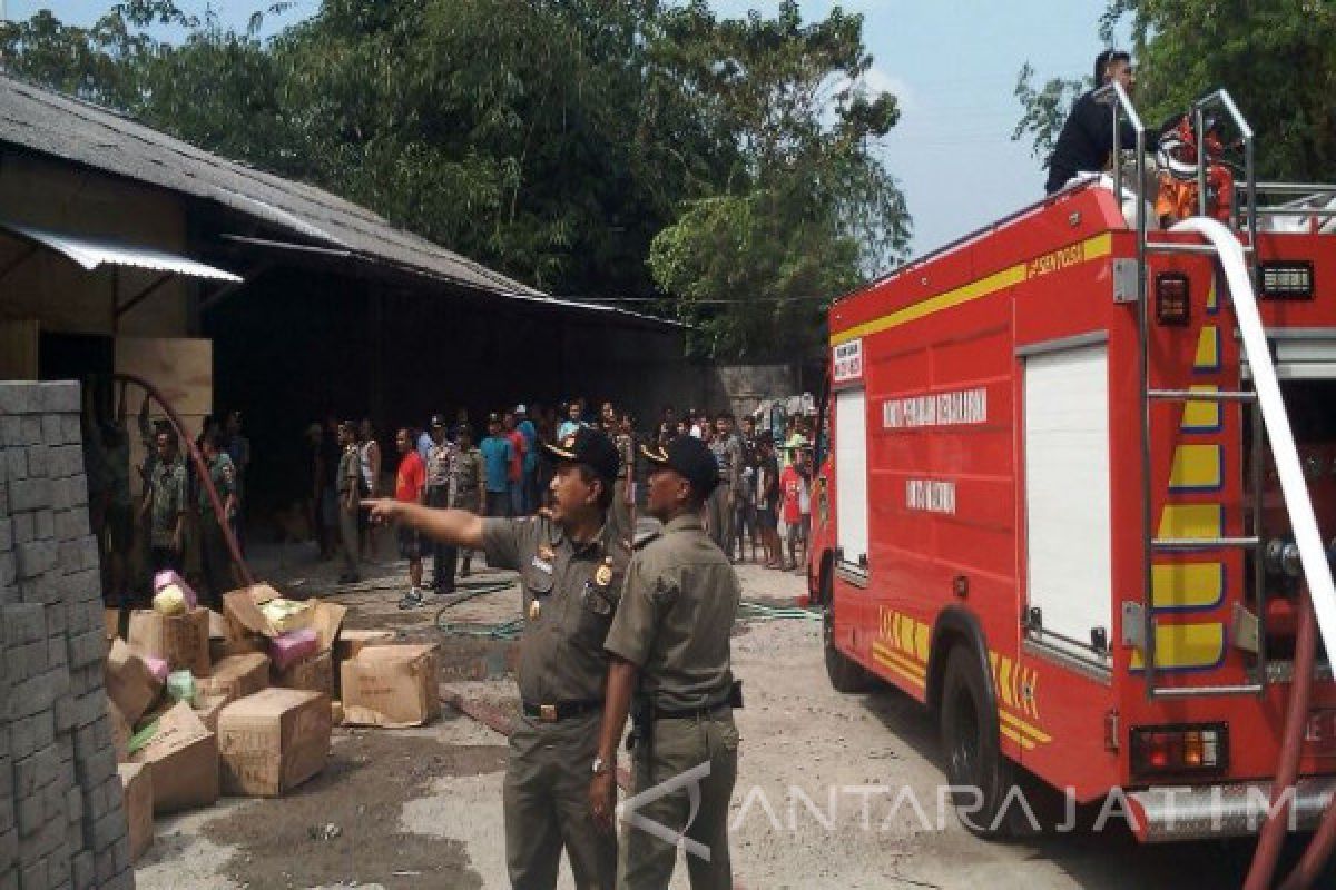 Gudang Makanan Ringan Terbakar di Madiun