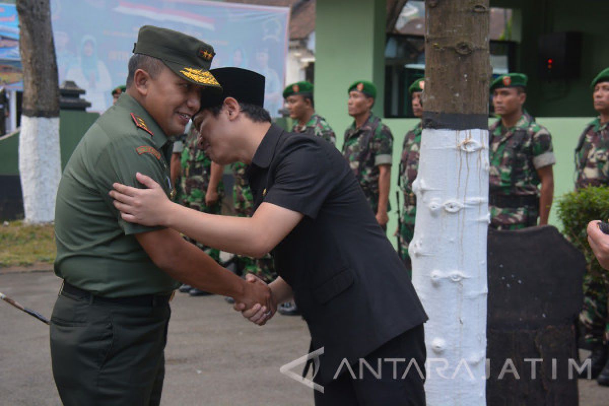 Warga Sambut Kunjungan Pangdam Brawijaya di Trenggalek