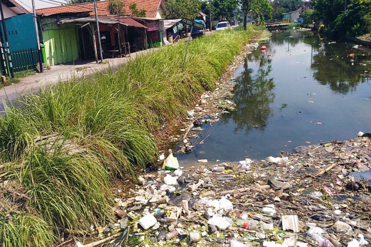 Sidoarjo Gunakan Jaring Sampah pada Sungai