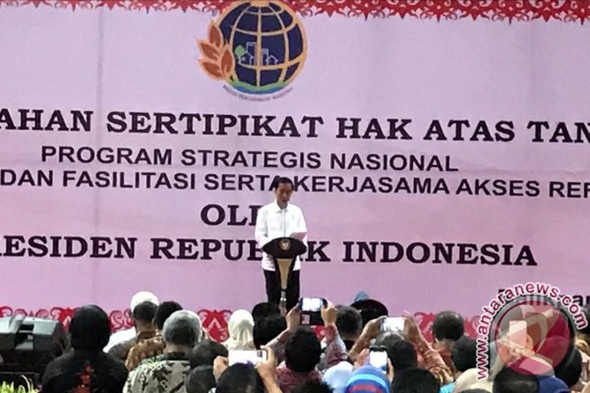 Presiden Jokowi bagikan sertifikat tanah pada masyarakat Kaltim-Kaltara