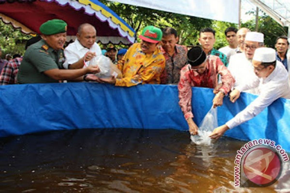 Bupati Banjar Tebar Puluhan Ribu Bibit Ikan