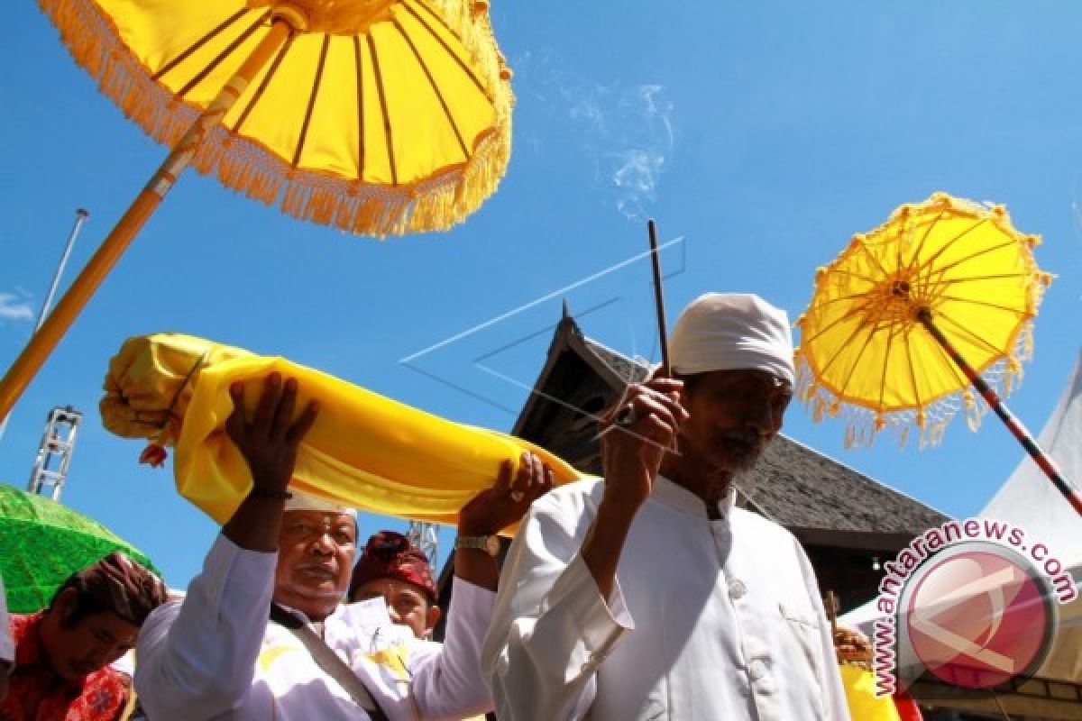 Ritual "Masossor Manurung" Warnai HUT Ke-477 Mamuju