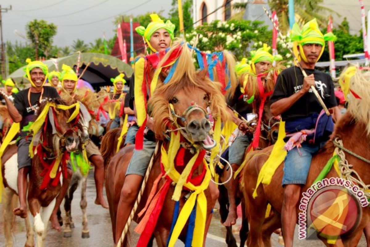 Parade kuda Sandelwood di Sumba