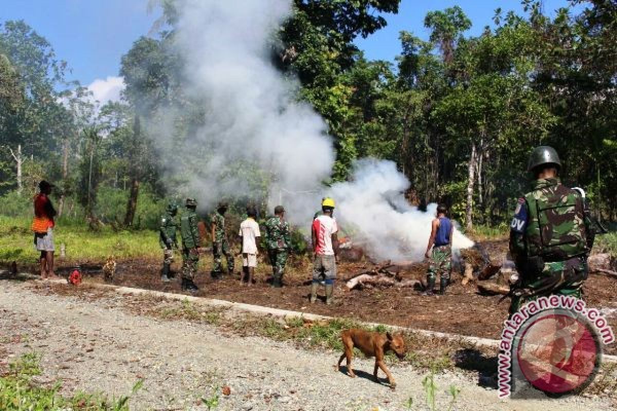 Satgas Pamtas bantu masyarakat buka lahan pertanian