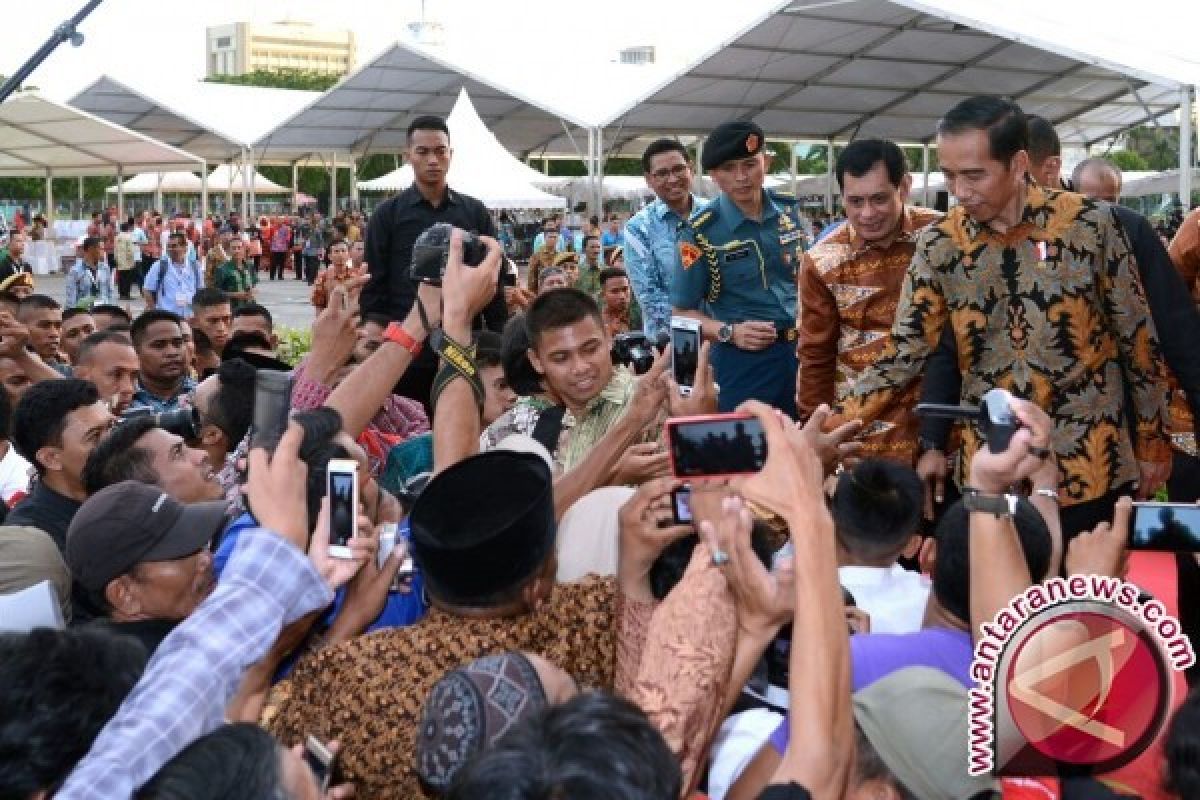 President Jokowi Inaugurates Maros Market