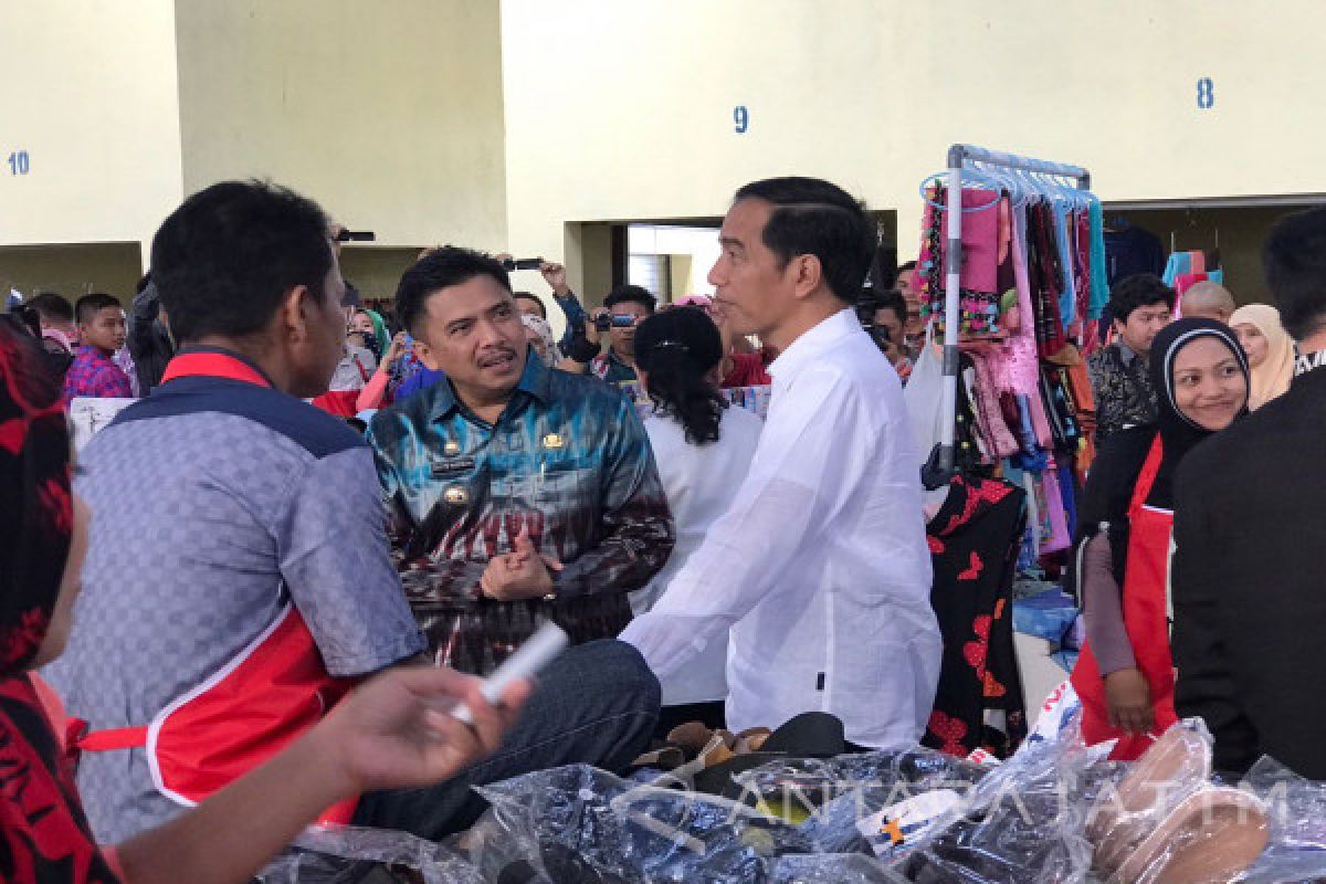 Jokowi Resmikan dan Keliling Pasar Maros (Video)