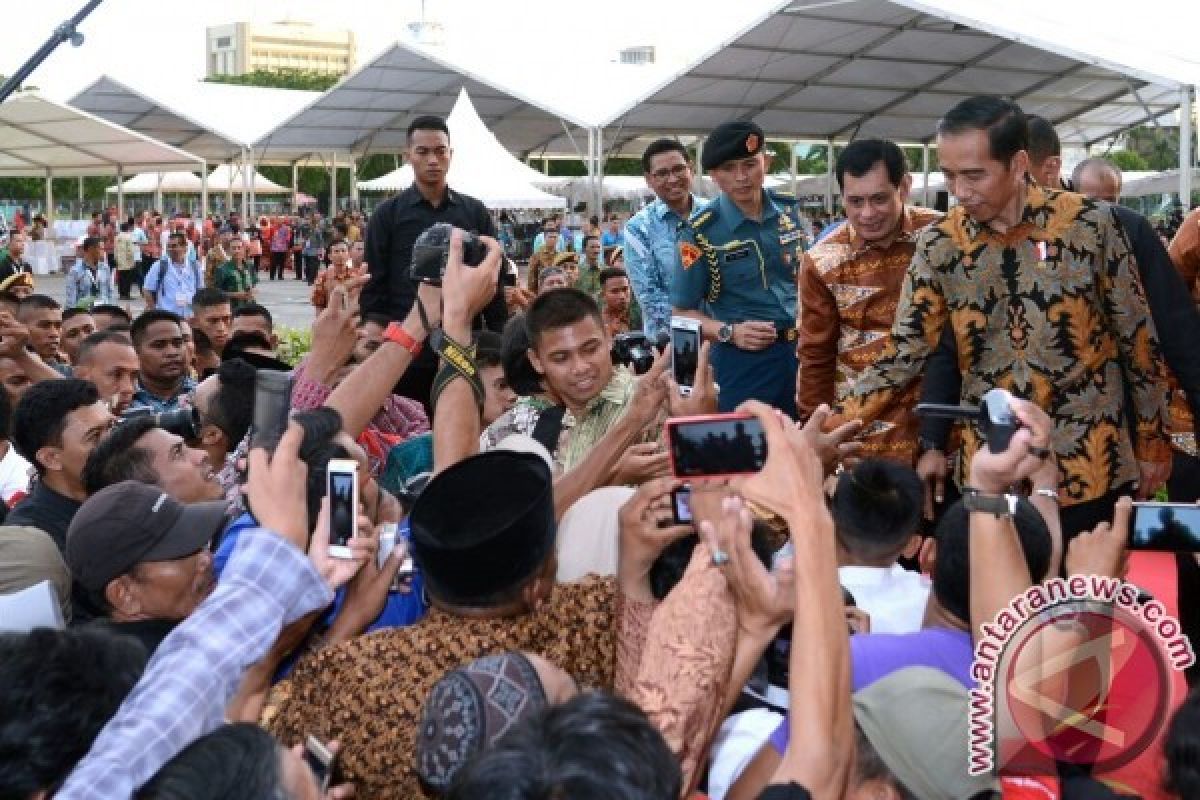 Presiden Jokowi Berkeliling Tinjau Pasar Maros Baru Sulsel