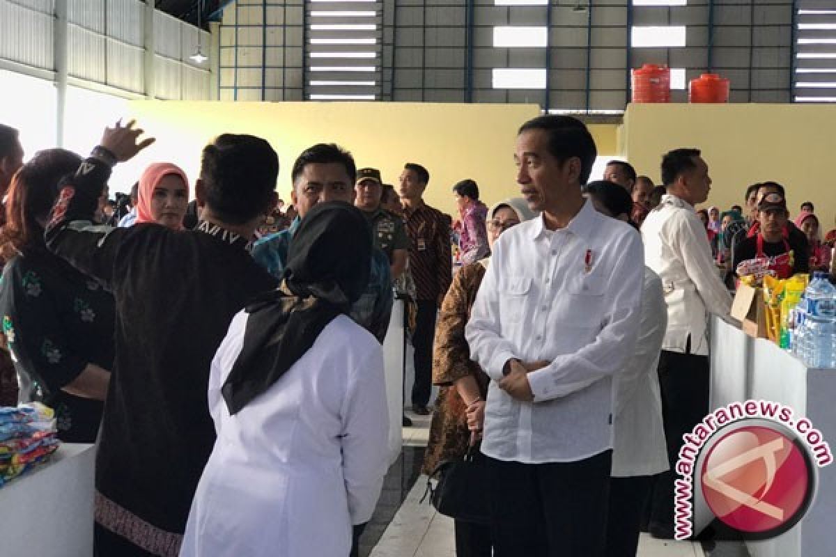 Presiden Jokowi Berkeliling di Pasar Maros Baru