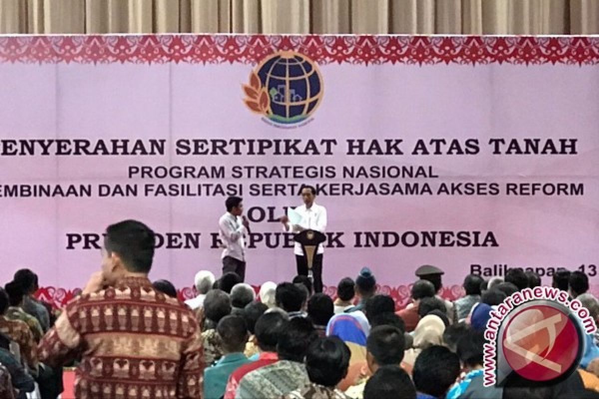 Presiden Jokowi bagikan sertifikat tanah pada masyarakat Kaltim-Kaltara