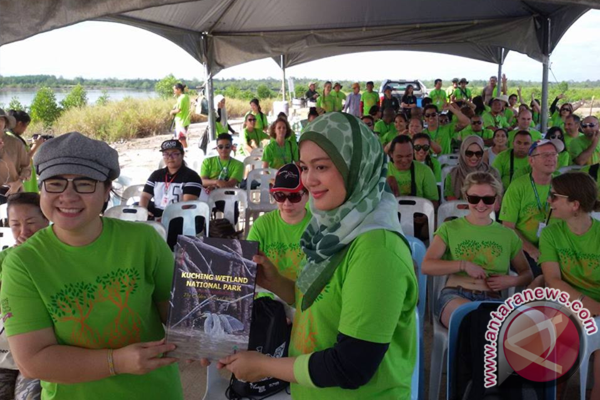 Jurnalis Tanam 200 Mangrove di KWNP 