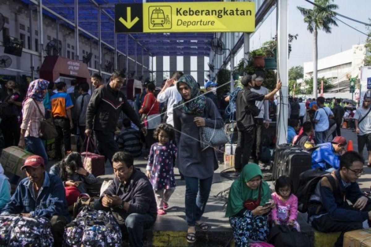 5,8 juta orang naik kereta api selama lebaran