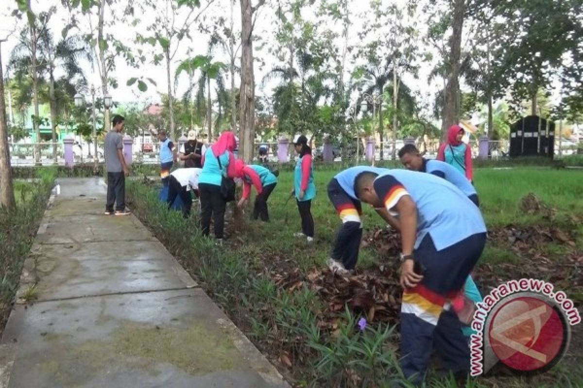 Wapena-Polres Paser Gelar Aksi Bersih-Bersih Hutan Kota