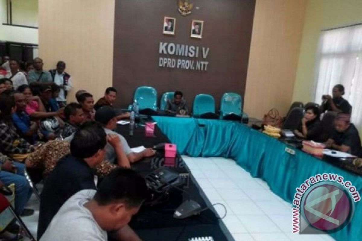 Warga Kupang Protes Anak Tidak Ditampung Sekolah