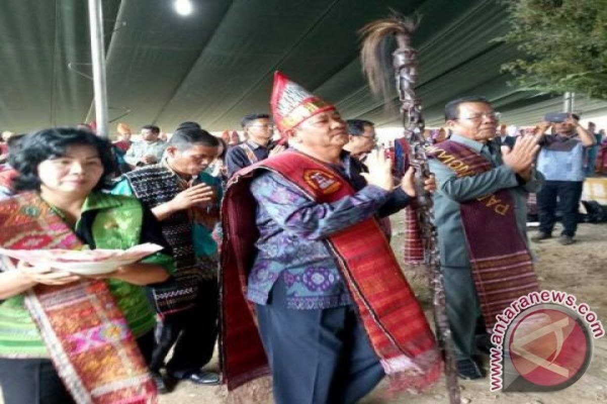 Bupati Samosir Hadiri Pesta Perak Raja Nainggal Simbolon