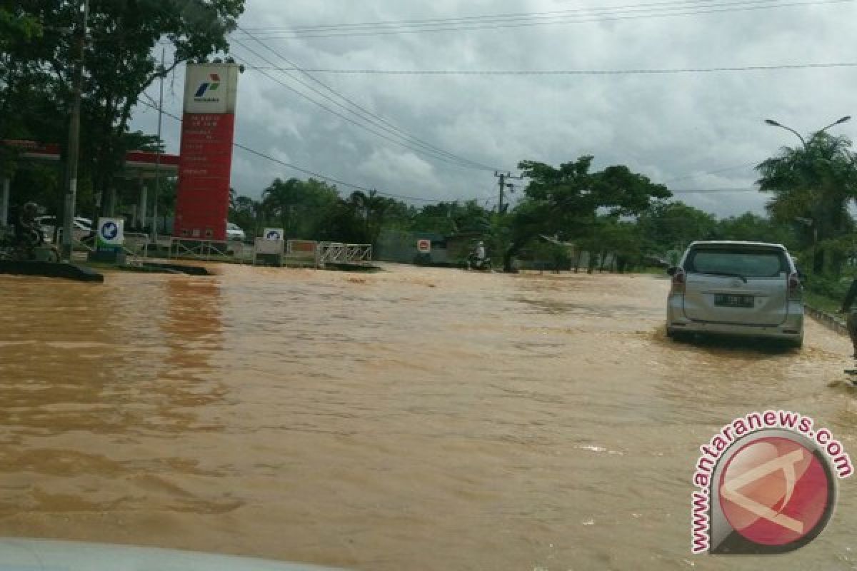 Kota Kendari Tergenang Air Hujan Hingga 1 Meter