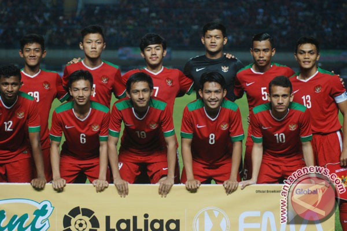 Timnas Indonesia u-19 kunjungi sekolah di Jember