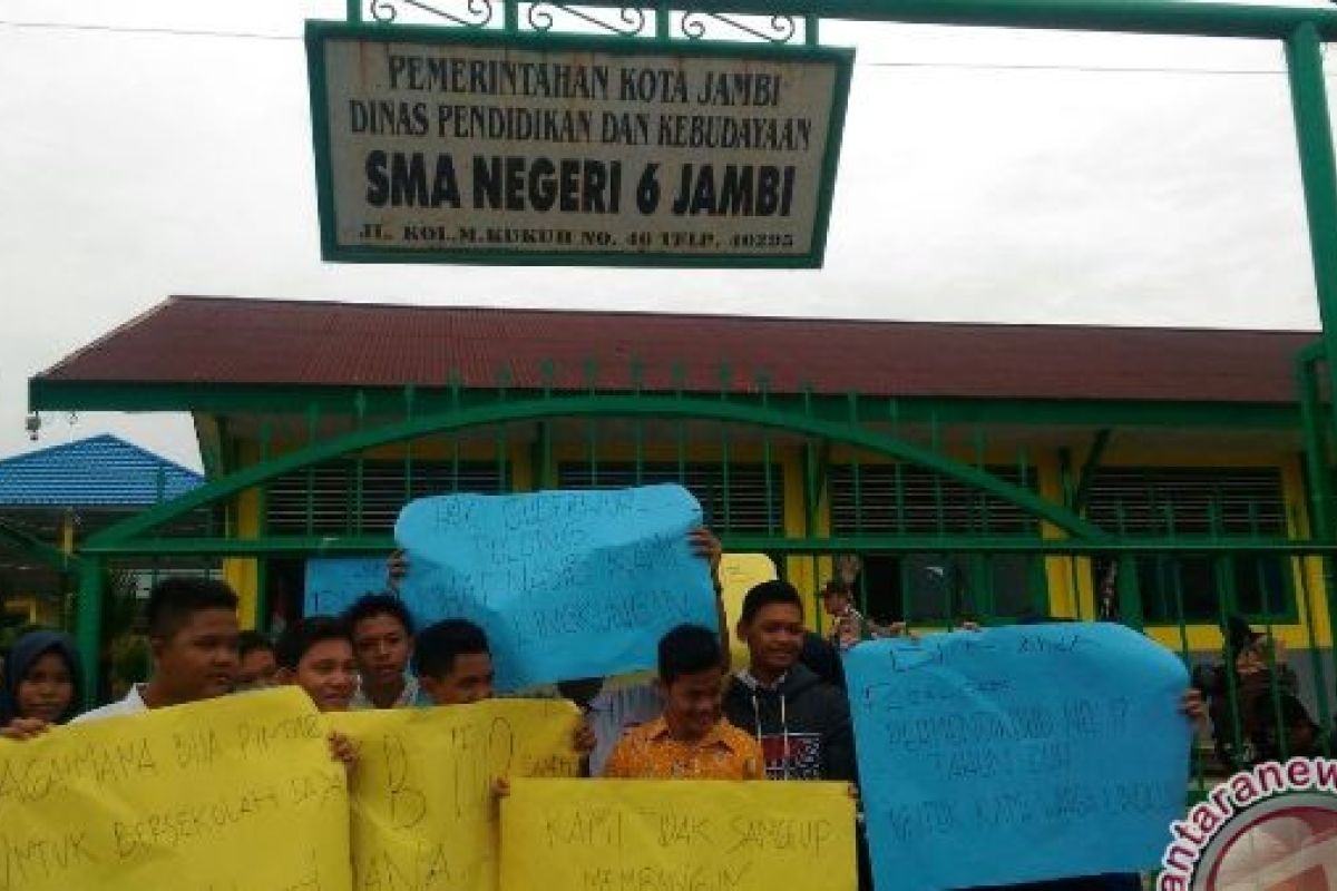 Orang tua calon siswa segel SMU 6 