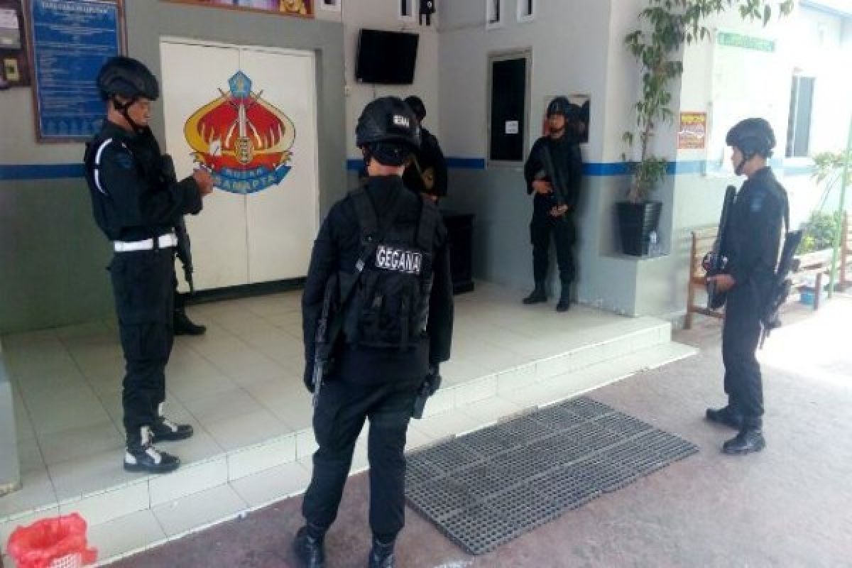 Polisi pindahkan tersangka teroris Surabaya ke Jakarta