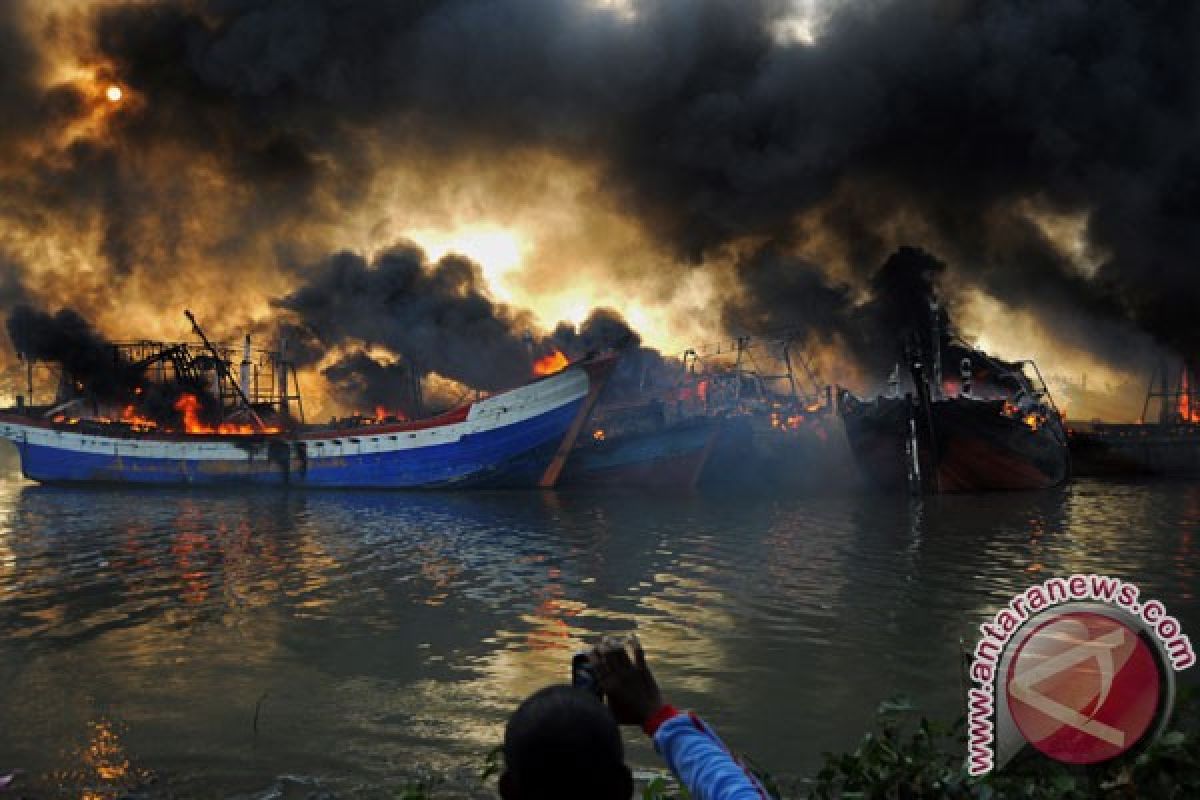 12 kapal nelayan terbakar di Pati