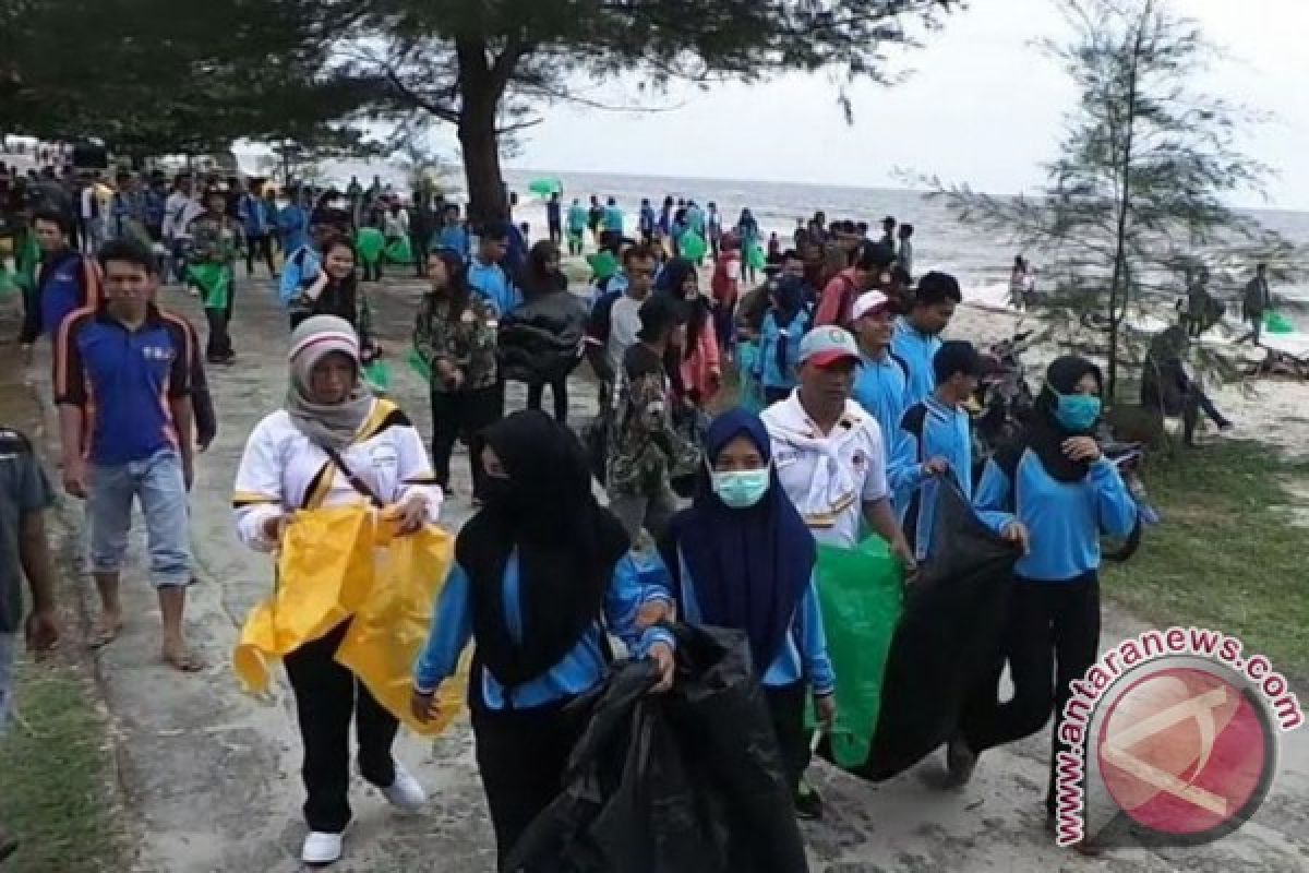 Ratusan Pemuda dari Berbagai Organisasi Punguti Sampah Pantai Ujung Pandaran 