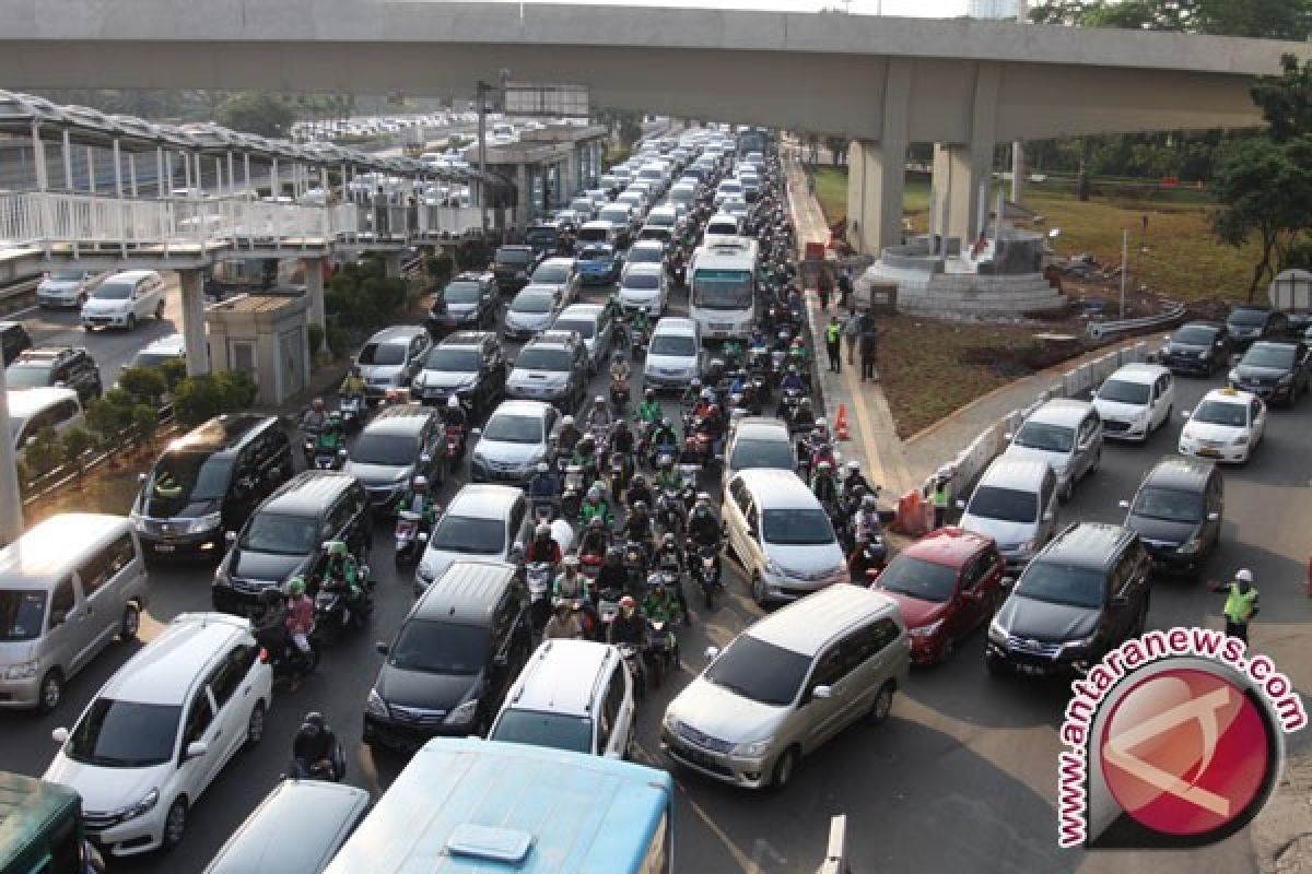 Yang sebaiknya dilakukan saat hadapi pengemudi yang ugal-ugalan