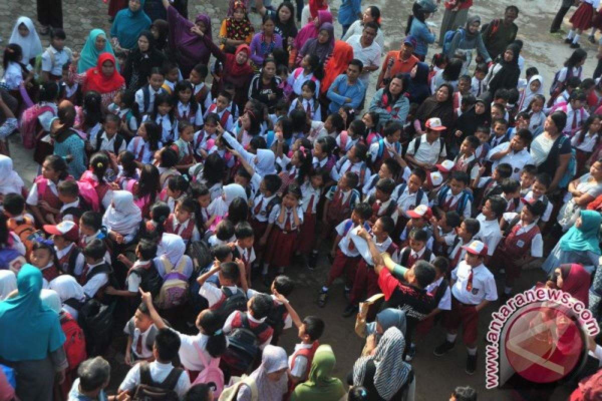 Orang tua keluhkan kutipan uang seragam