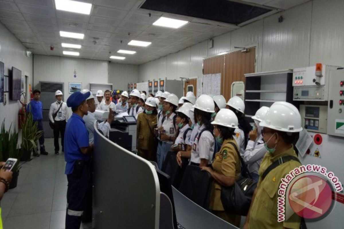 Pelajar Maluku Kunjungi Kapal Listrik di Kupang