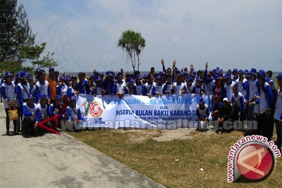 Ratusan Pemuda Punguti Sampah Pantai Ujung Pandaran