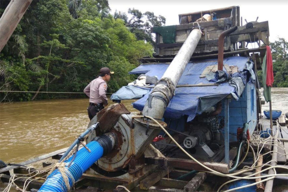 Polres Melawi tertibkan peti ilegal di sungai