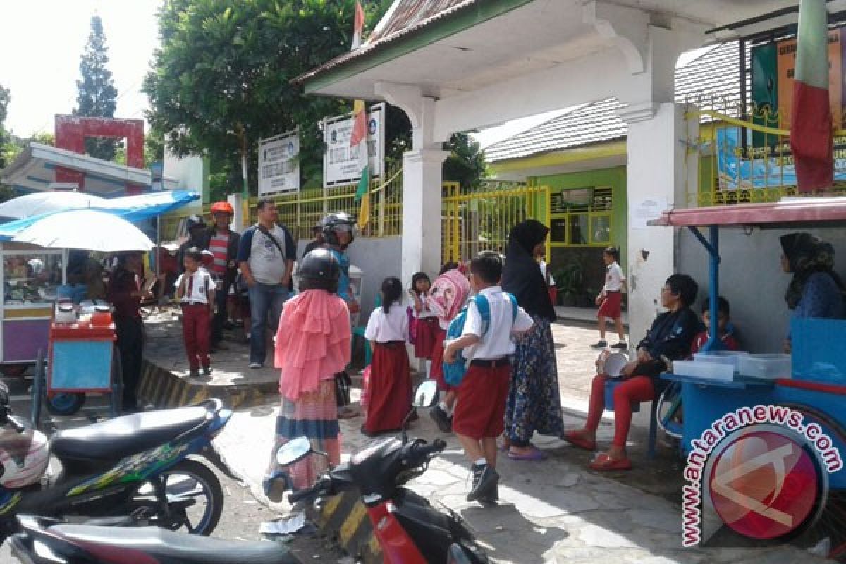 Anak Hanya Boleh Ditemani Sekolah Tiga Hari