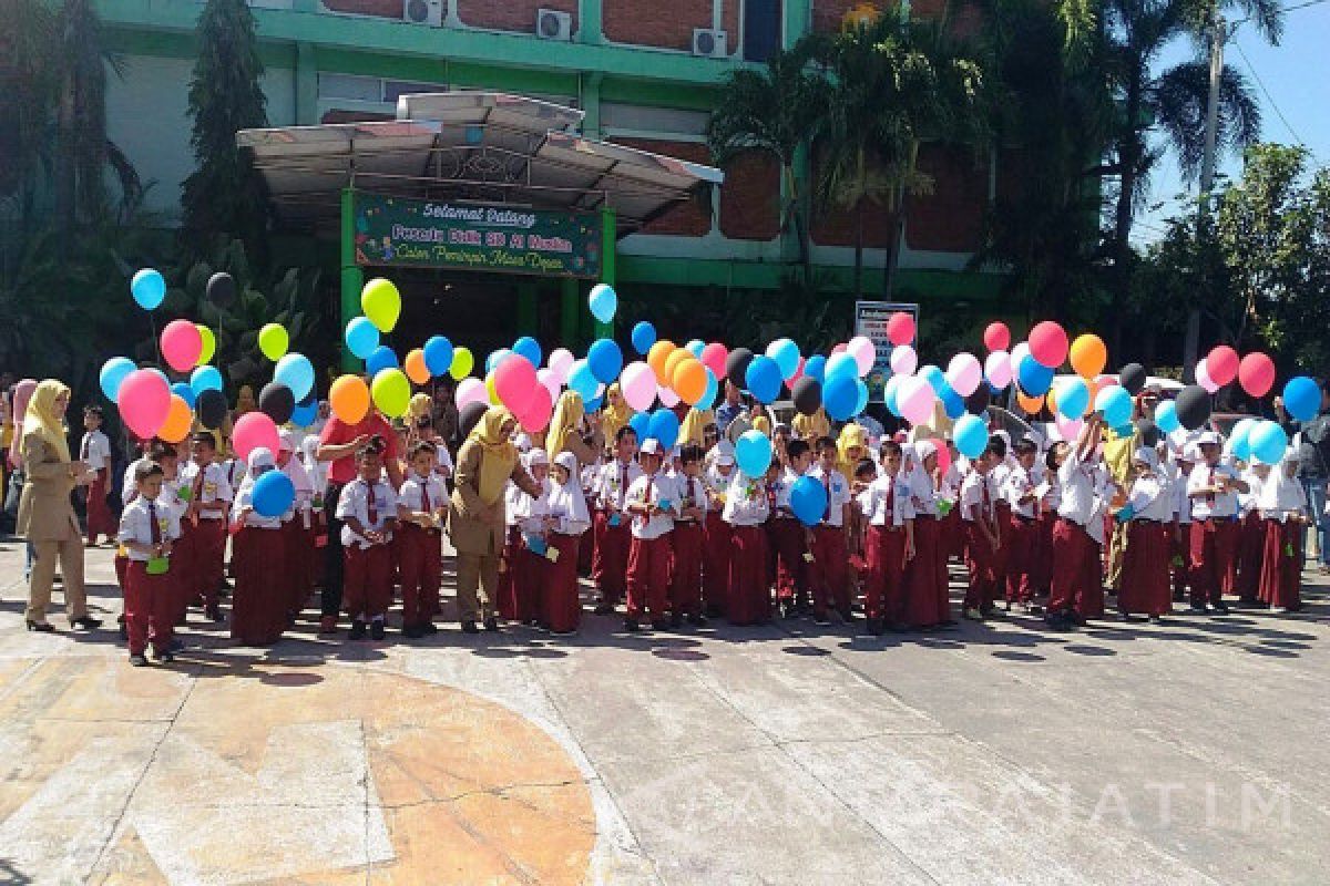 Siswa Al-Muslim Terbangkan Balon Cita-Cita (Video)