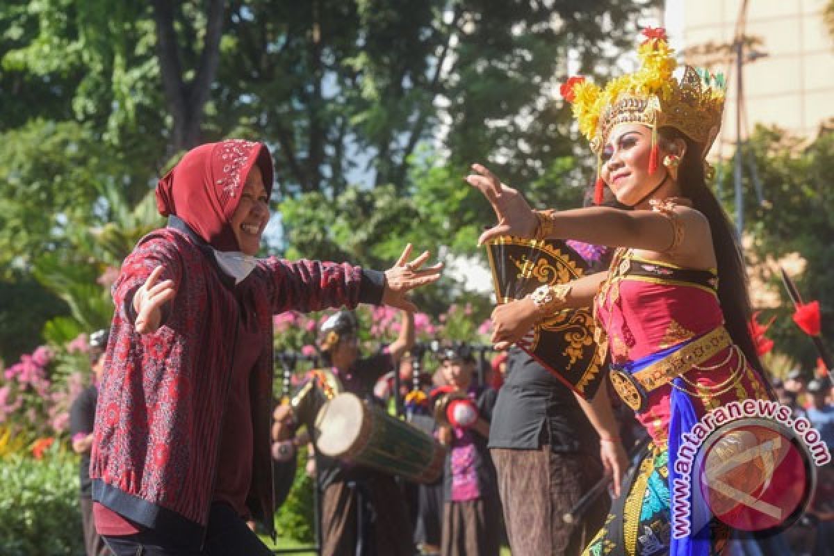 Risma ajak Megawati jalan-jalan di Taman Bibit