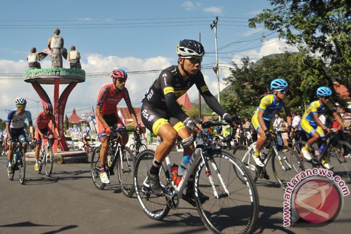 71 pebalap sepeda bersaing di etape 3 TdF