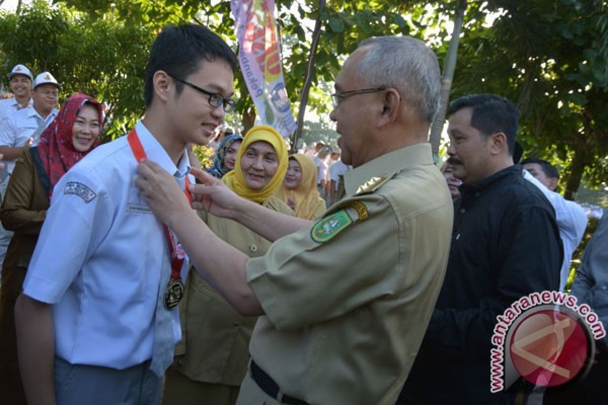 Gubernur Riau beri hadiah peraih emas olimpiade kimia