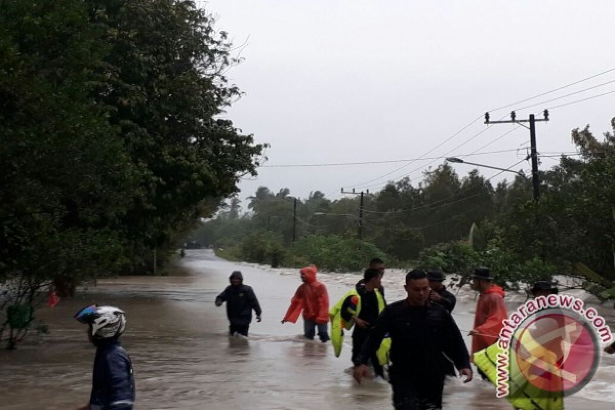 BPBD Deploys Helicopter to Evacuate Belitung Flood Victims