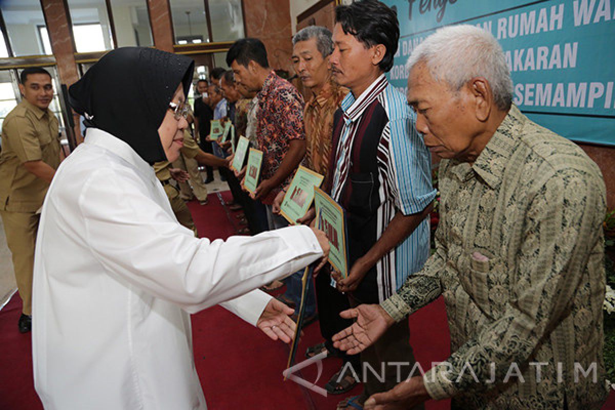 Risma Serahkan Bantuan Perbaikan Rumah Warga Sidotopo Surabaya