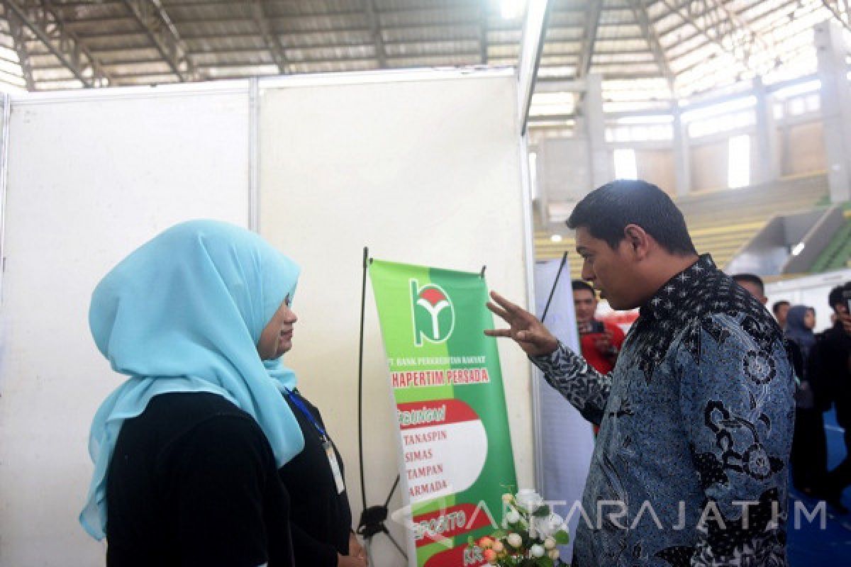 Ribuan Pengunjung Penuhi Bursa Kerja di Kediri (Video)