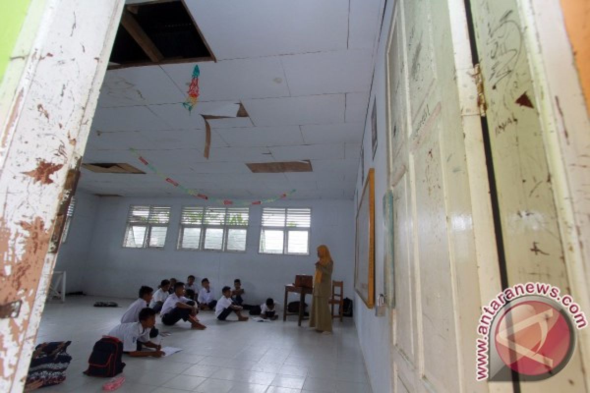 Murid Tetap Semangat Meski Belajar Di Lantai