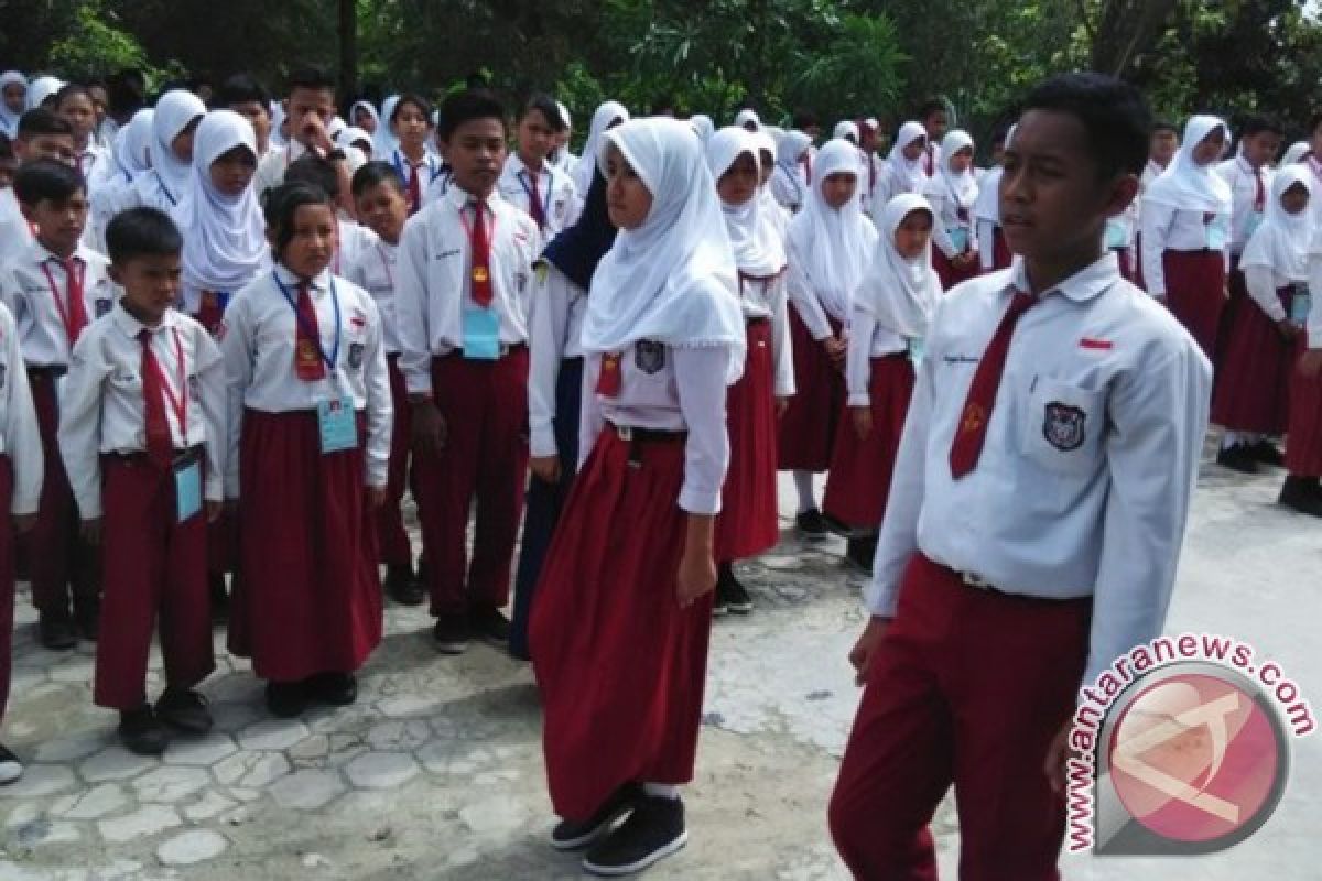 Pemkab HST Biayai Ribuan Siswa Tidak Mampu