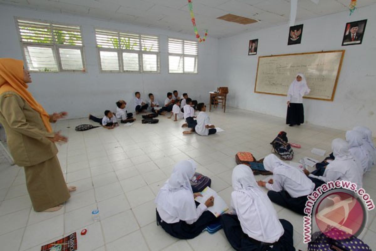 140 siswa SMAN Bekasi terpaksa belajar secara lesehan