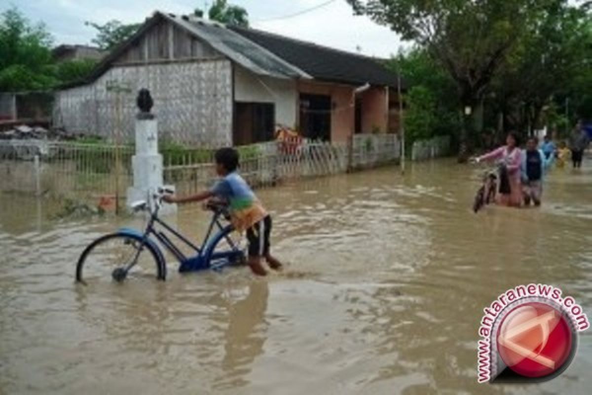 BPBD Penajam Evakuasi Puluhan Korban Banjir Waru
