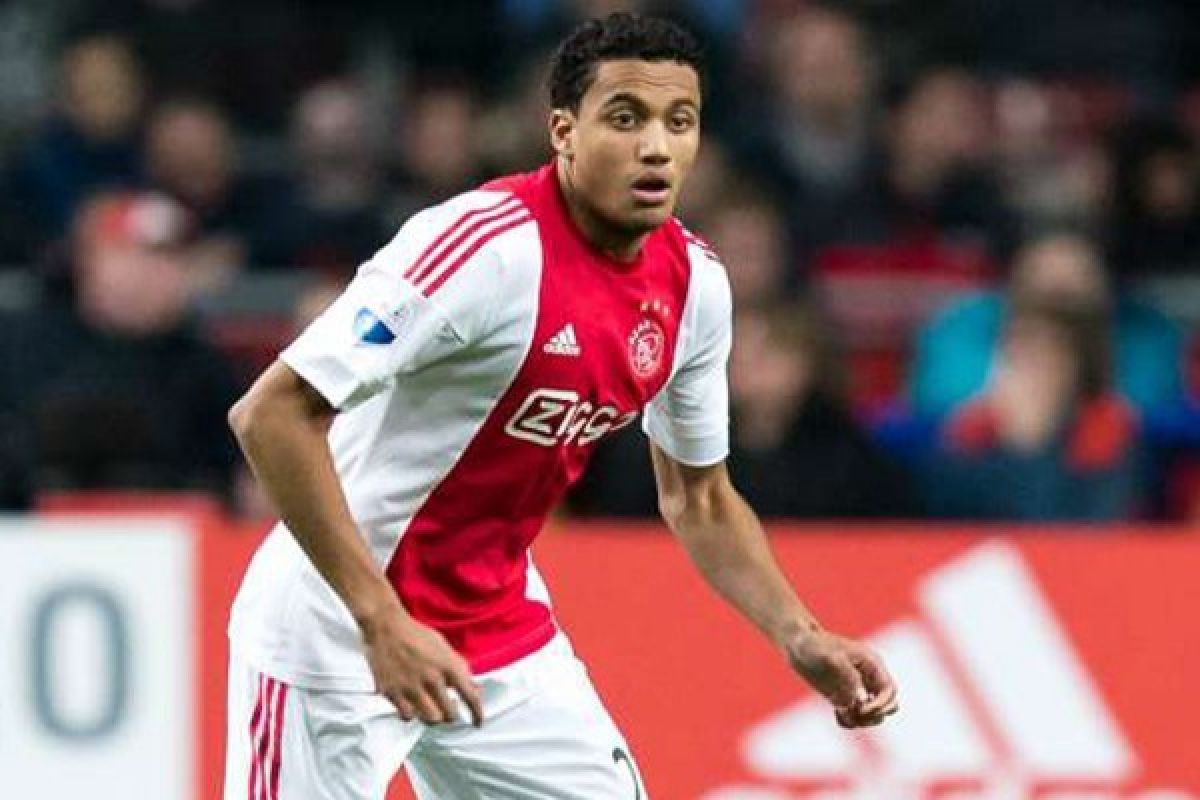 Palace Rekrut Gelandang Ajax Jairo Riedewald