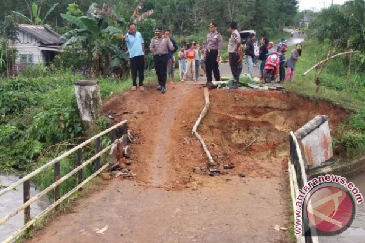 Polres Bangka Selatan Pantau Jembatan Roboh di Pulau Besar