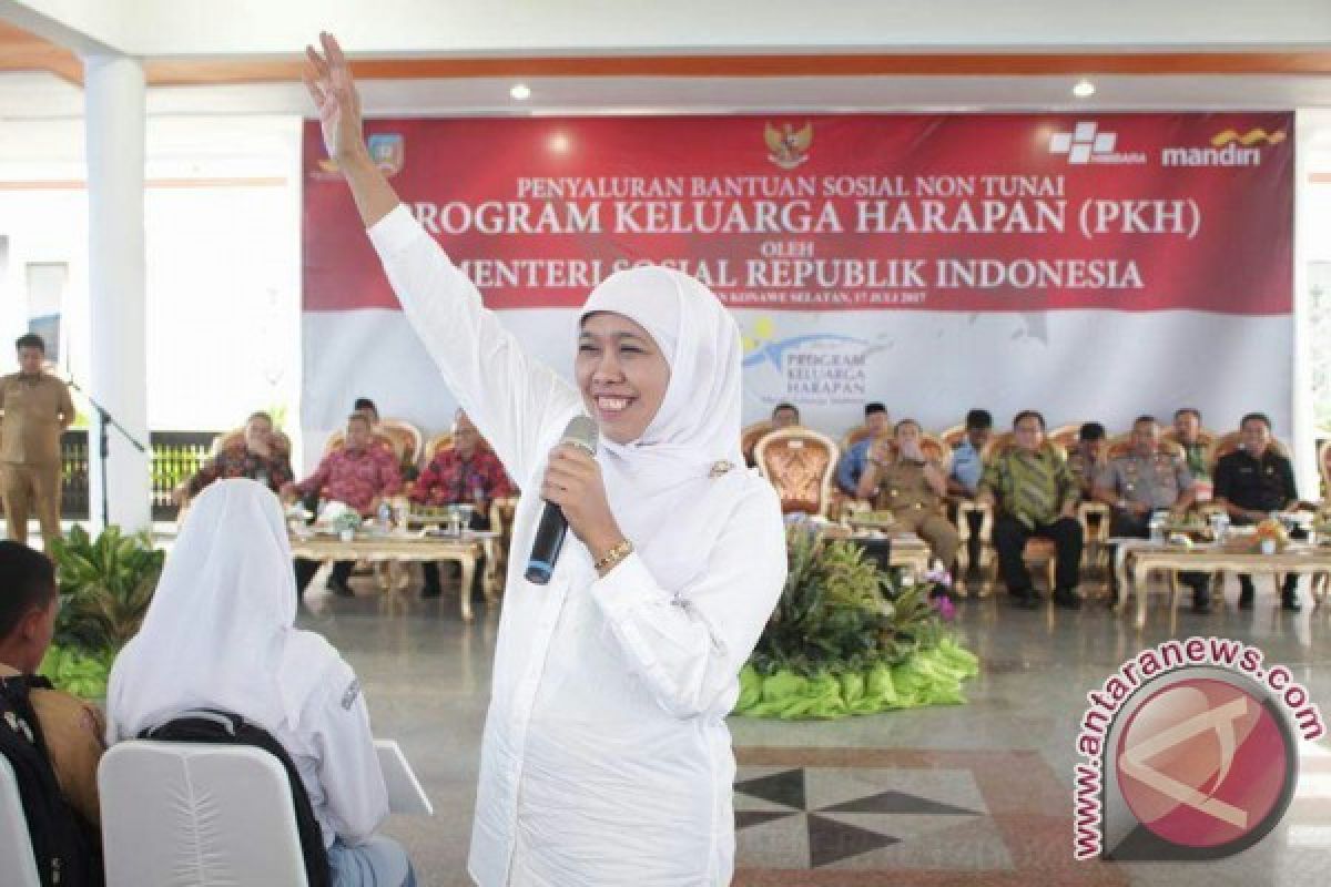 Khofifah Dorong Anak-anak Penerima PKH Bercita-cita Tinggi 