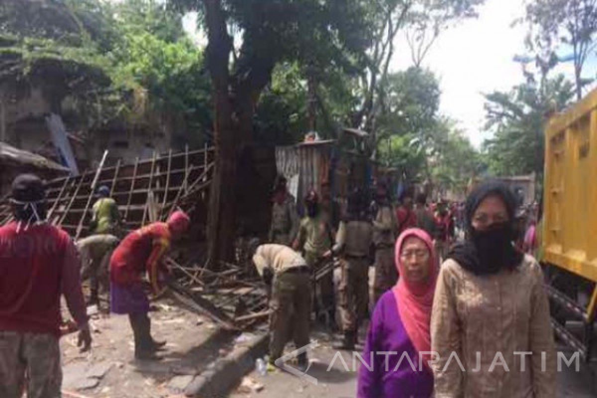 Pemkot Surabaya Tertibkan Puluhan Bangunan Liar Dupak