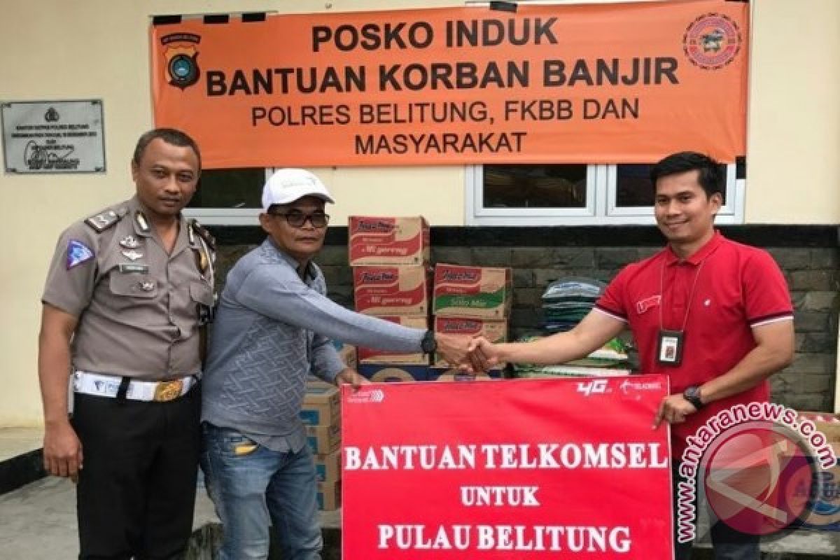 Layanan Berfungsi Normal, Telkomsel Serahkan Bantuan di Belitung