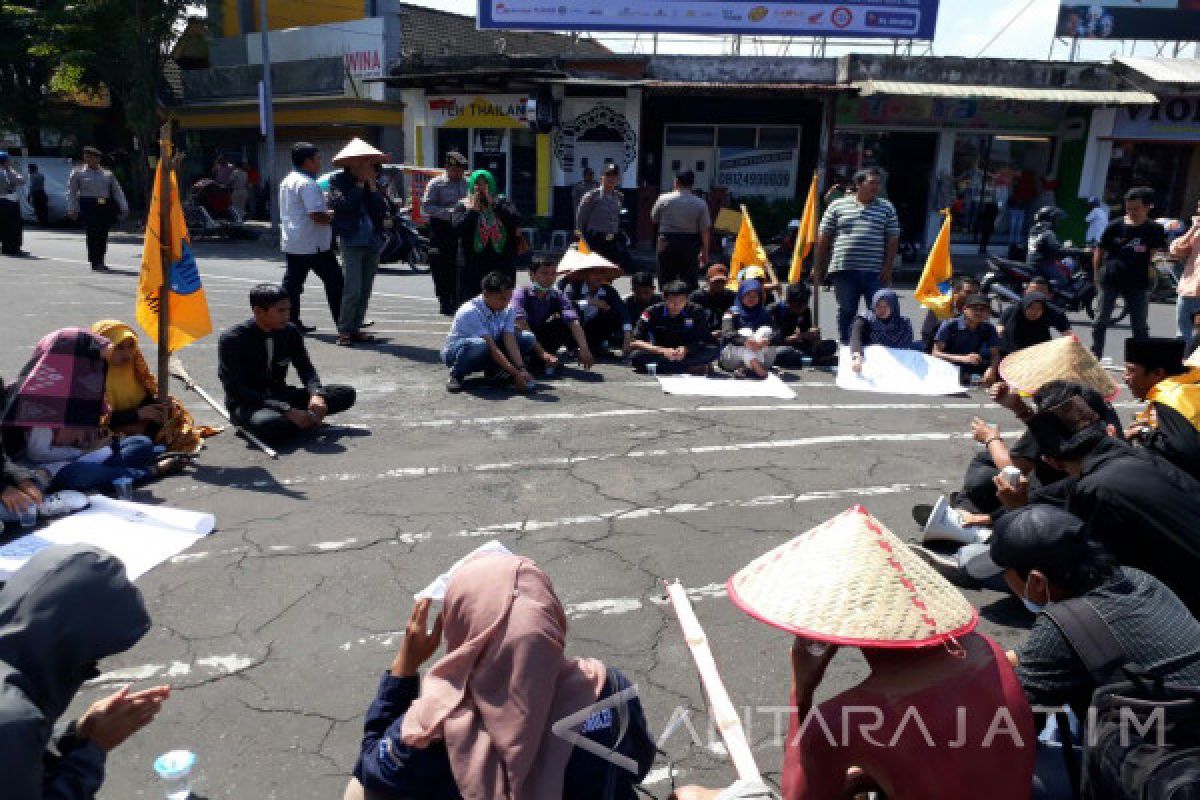 PMII Jember Demo Menolak Perppu Ormas